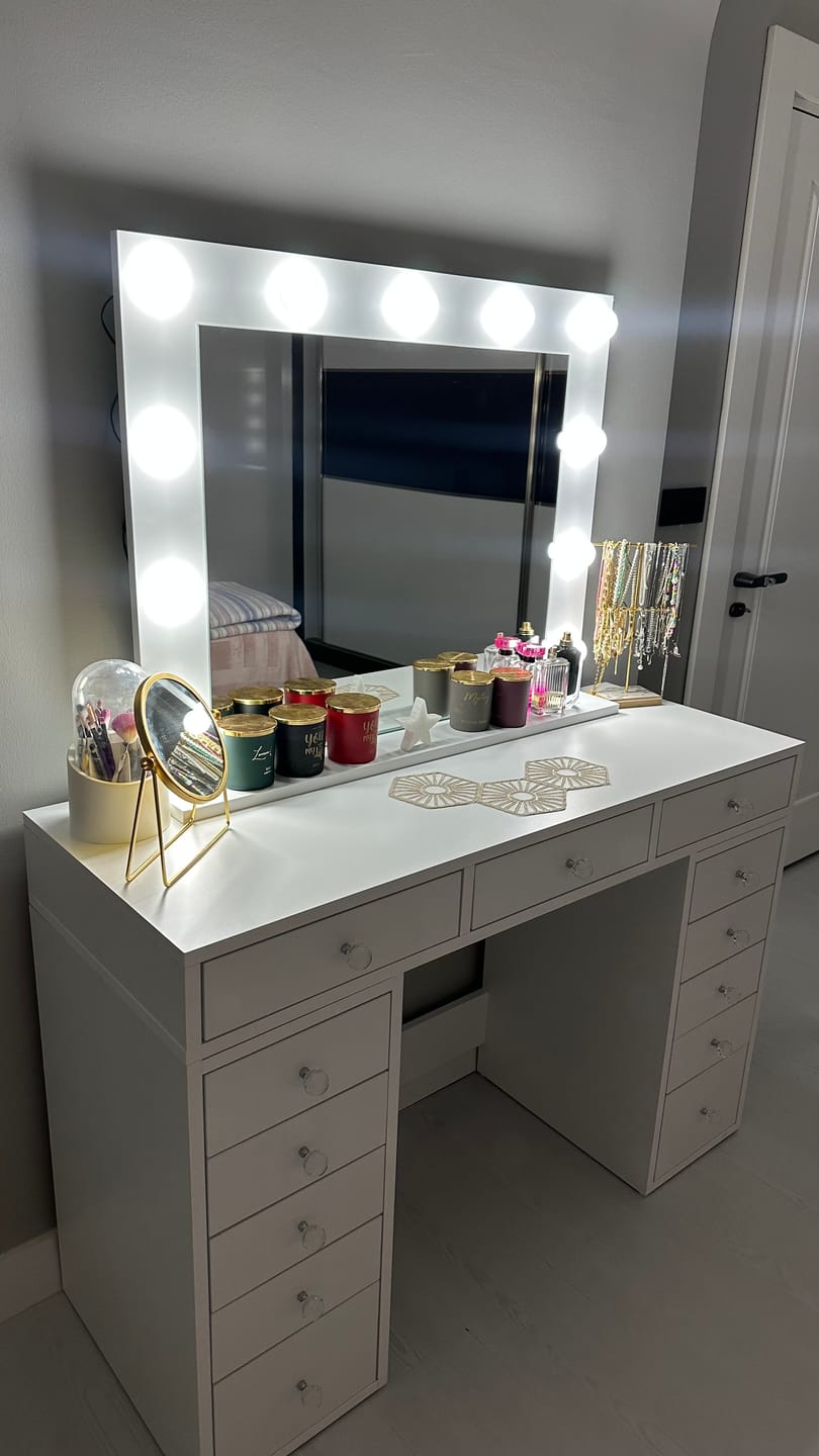 Customer photo review of Rani BJ119 Hollywood Işıklı Aynalı Kulis Makyaj Masası 13 Çekmeceli Takı Düzenleyici Beyaz