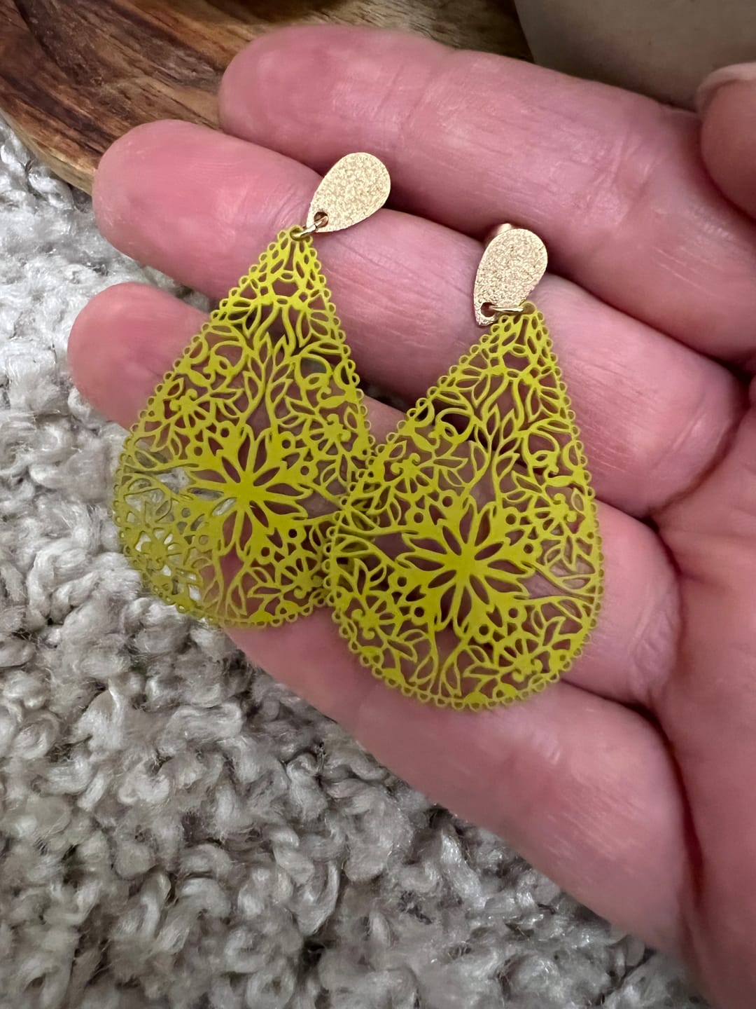 Customer photo review of Ohrring Sophia Senf grün