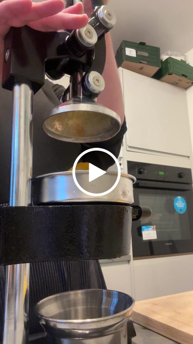 Customer video review of Cookinglife Citruspers - Gietijzer - Hevelmodel - Oranje