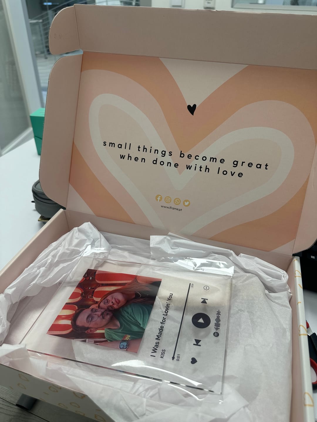 Customer photo review of Lâmpada Spotify Personalizável (Foto & Música)