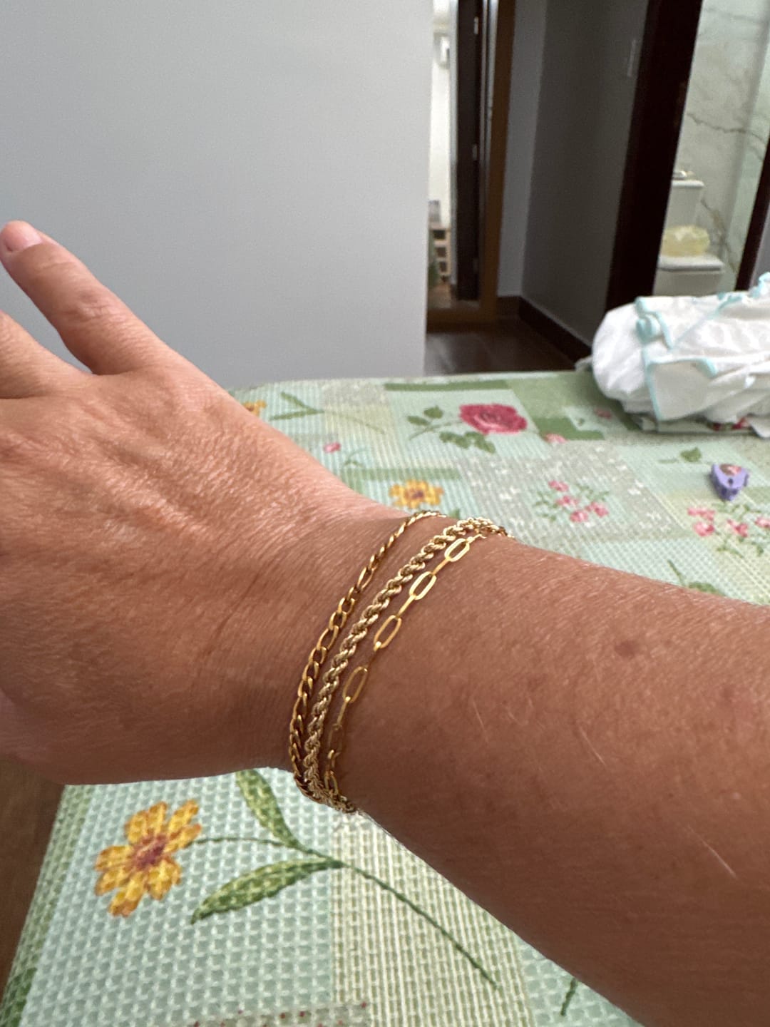 Customer photo review of Kit Pulseiras Glamour Zircônias Banhado em Ouro 18K