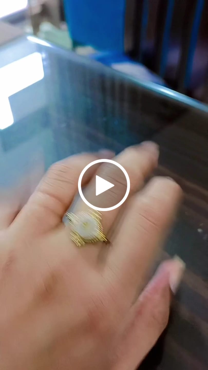 Customer video review of Golden Snowflake Vintage Ring