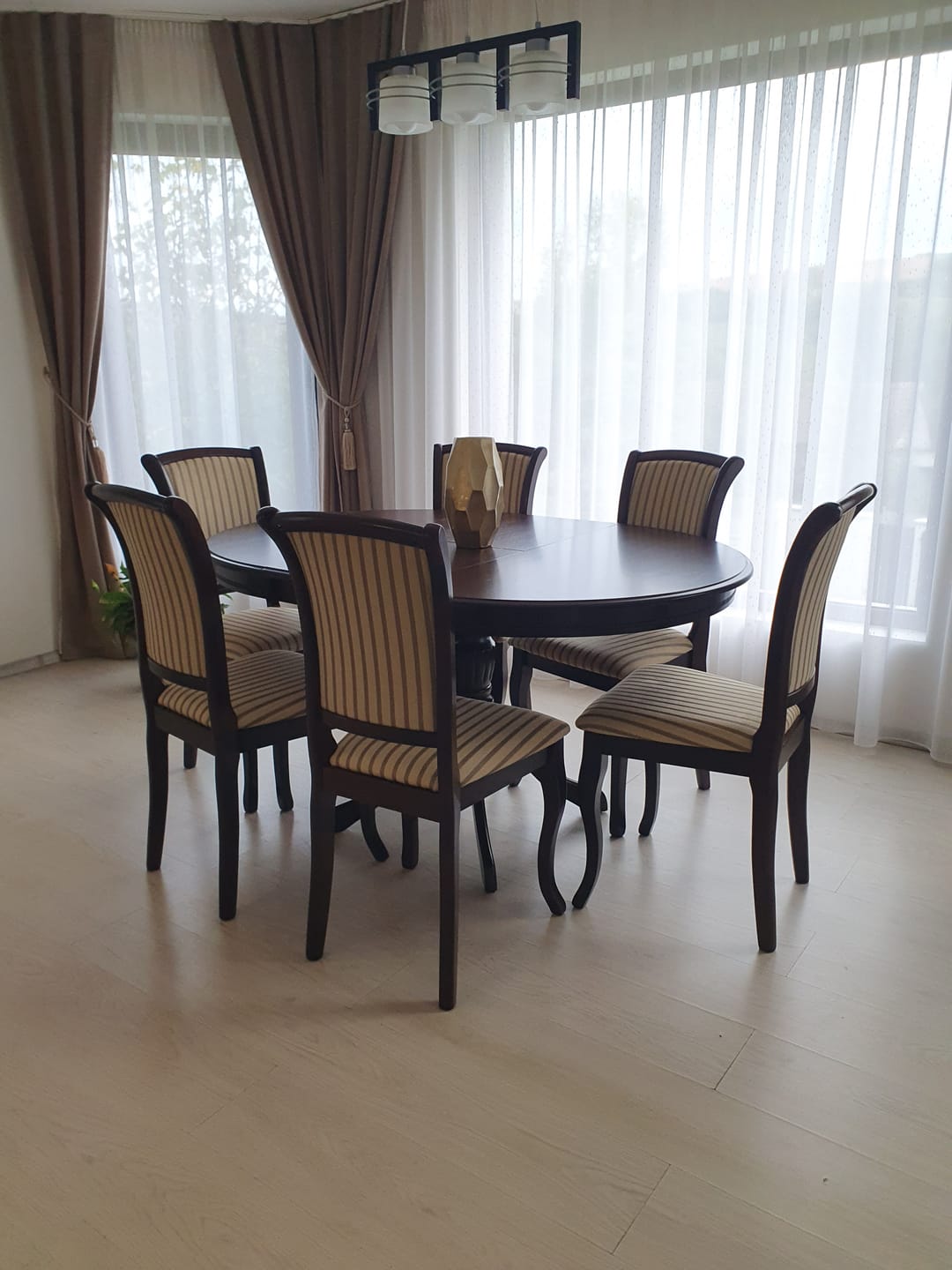 Customer photo review of Masa extensibila OLIVIA, nuc inchis, 106/141x106x76 cm