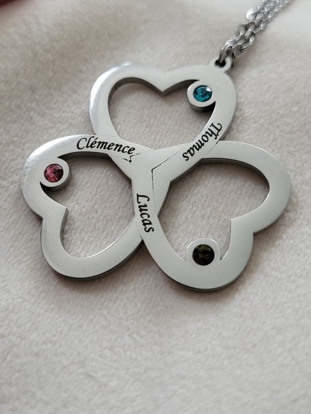 Customer photo review of Collier Prénoms Tri-Coeur Personnalisés et Pierre de Naissance