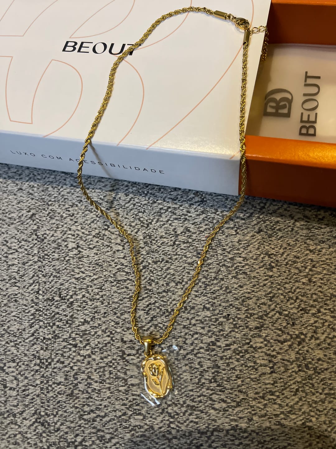 Customer photo review of Colar de Rede Baiana com Pingente de Rosa Banhado em Ouro 18k