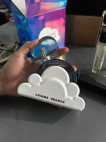 Reseña con foto de un cliente sobre Perfume Ariana Grande Cloud EDP