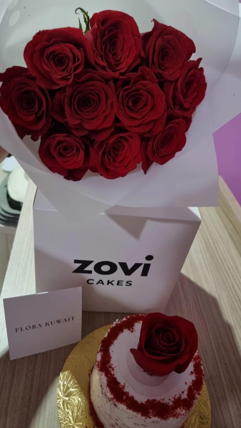 Customer photo review of Red Roses With Delicious Red Velvet Cake