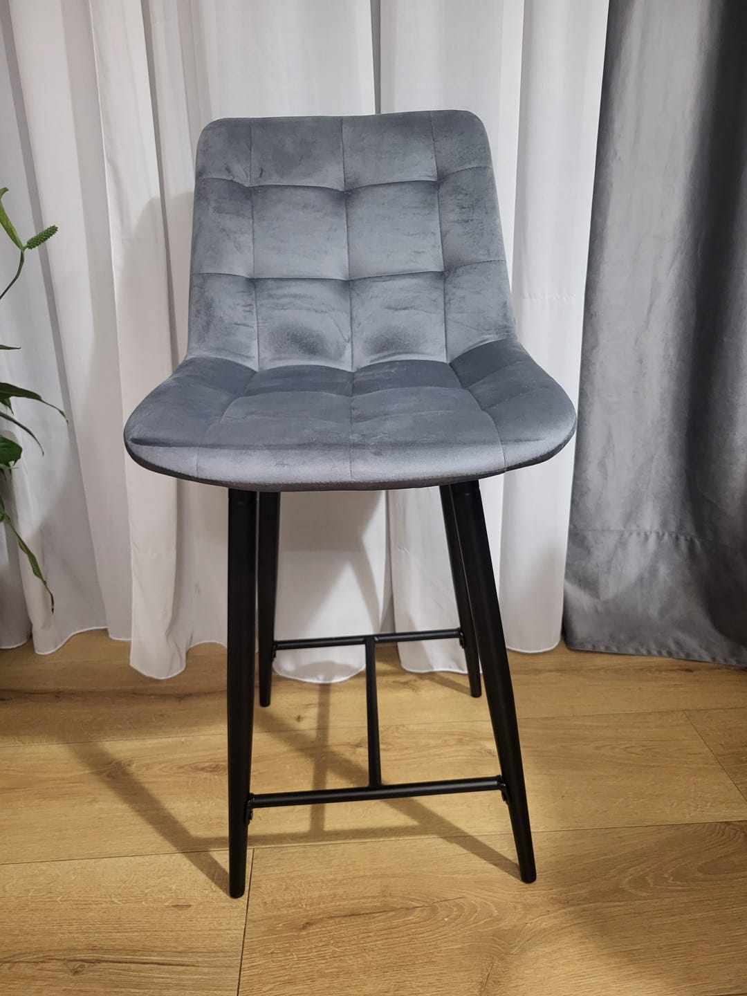 Customer photo review of Scaun bar CHIC H-2, gri/negru mat, stofa catifelata/metal, 45x37x92 cm