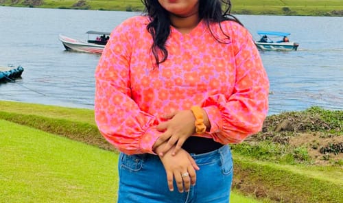 Customer photo review of Kynd Bloomie Balloon Sleeve Crop Pullover