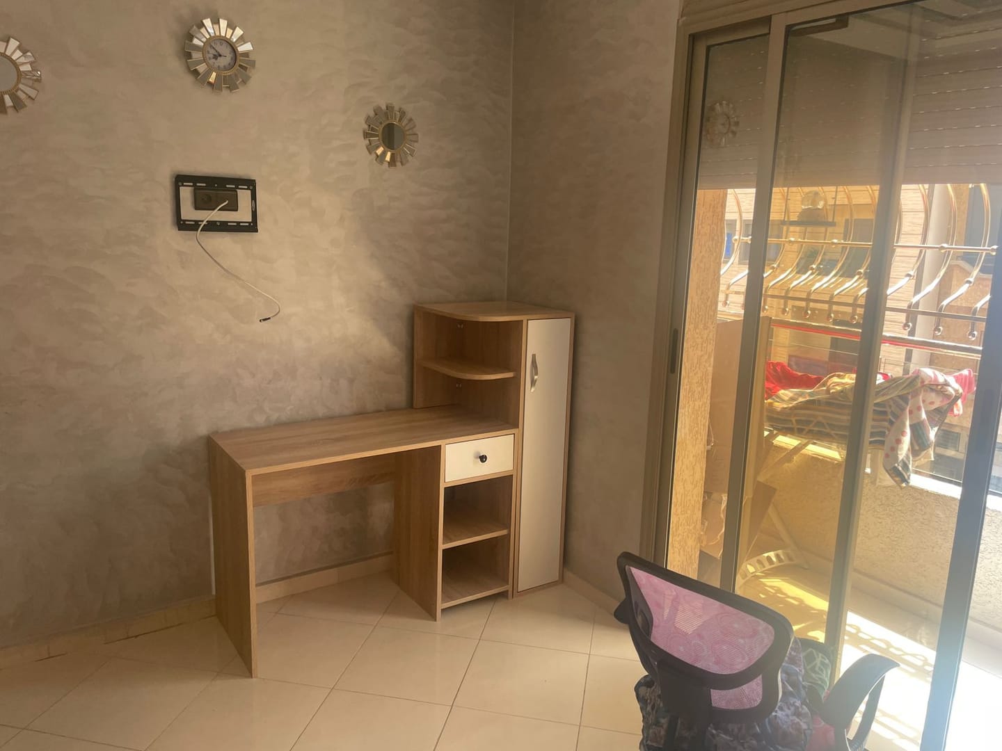 Customer photo review of Bureau Randy avec Bibliotheque en Bois