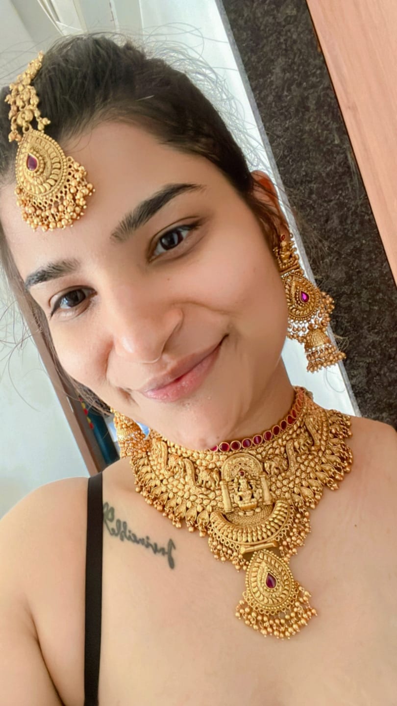 Customer photo review of Laxmiji center side elephant motif's 11cm broad set with leaf design tukdi in center (with earring and maangtika)