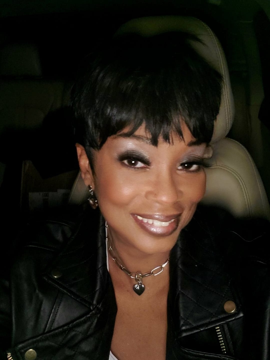 Customer photo review of Outre Wigpop Full Wig - NOLA