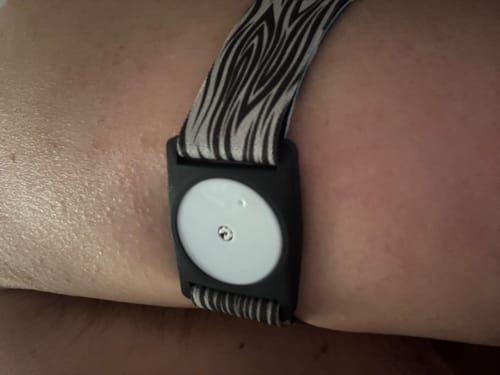 Customer photo review of Freestyle Libre Sensor 2 Adjustable Armband in a Tin Box with 5 stickers - Dia-Style Special Edition LIGHT COLORS