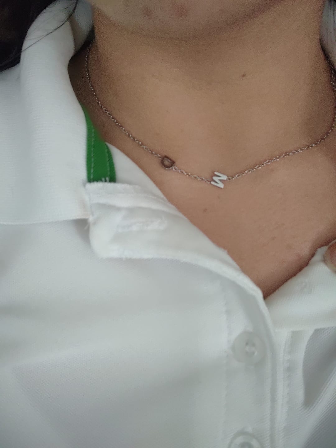 Customer photo review of Collar con iniciales personalizadas en horizontal