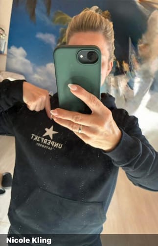 Nicole K. review of Limited Edition Bundle: Hoodie + 2x Blockadenlöser inkl. Stern-Charm + Geschenk image 1 out of 2