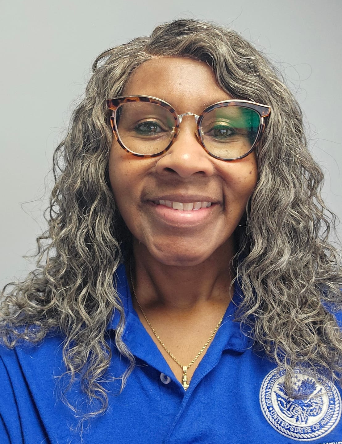 Customer photo review of Luvwin 13x4 Salt And Pepper Wand Curly Glueless Gray Color Pre-Cut Lace Wig