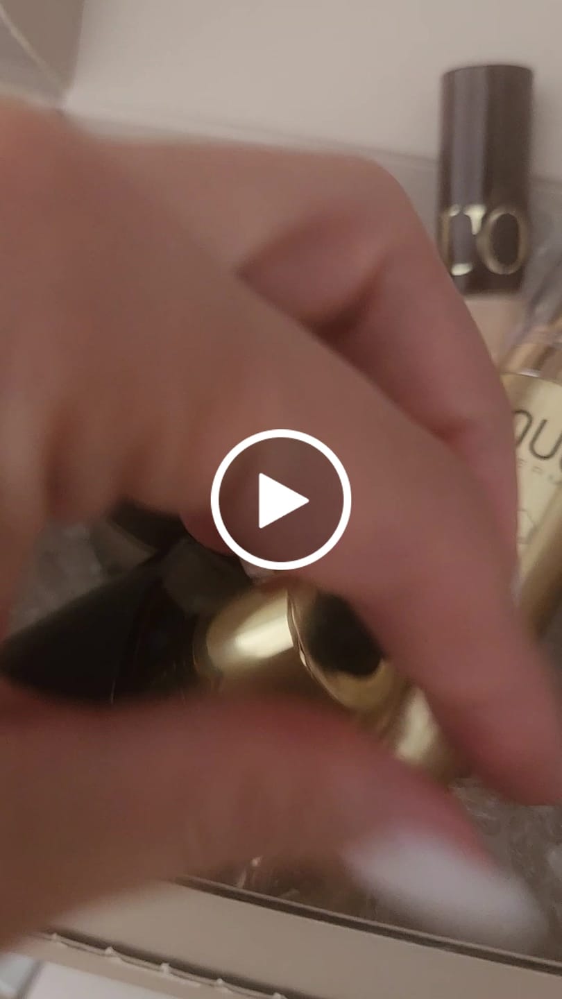 Customer video review of Creion de buze cremos