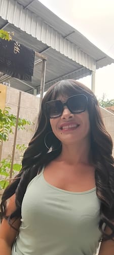 Customer photo review of Peruca Tamara Castanho com Luzes Franja Ondulada