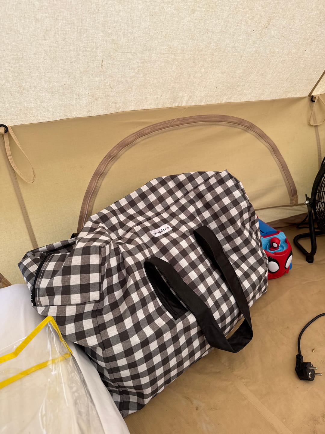 Customer photo review of Pack Bolsa MyBigBag y Neceser Reversible - Cuadros Vichy Negro con asas y cremallera negra