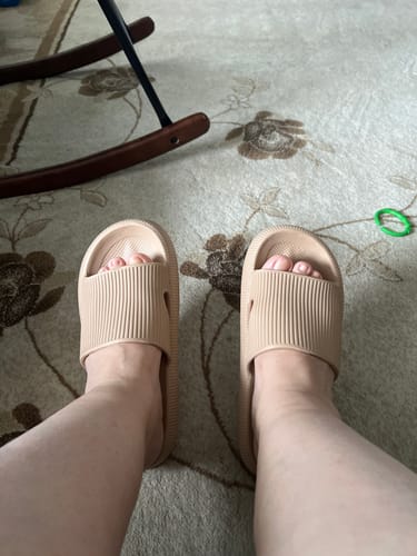 Customer photo review of HappyFlops