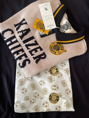 Customer photo review of Kaizer Chiefs Heritage 3 Button Polo Knit SS Ivory