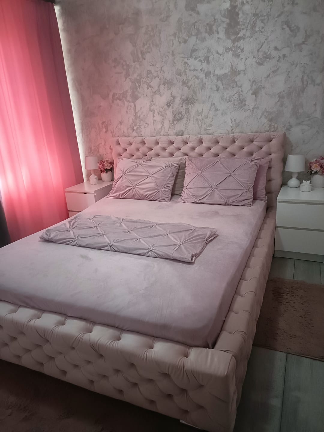 Customer photo review of Lenjerie Catifea 4 Piese cu Pliuri Brodate, Cearceaf De Pat cu Elastic, Roz Pudra