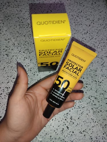 Customer photo review of NUEVO: Protector Solar Facial FPS 50 - Textura ligera - Acabado Invisible - Control de Brillo - 50 ml