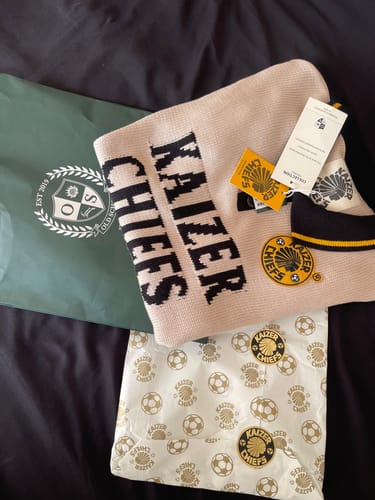 Customer photo review of Kaizer Chiefs Heritage 3 Button Polo Knit SS Ivory