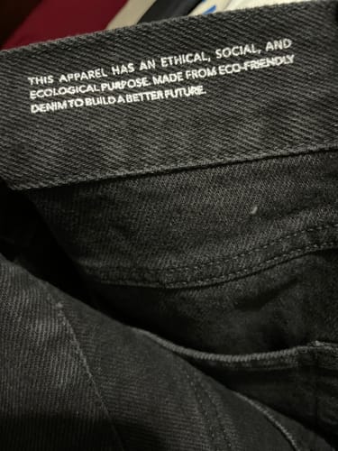 Julia C. review of Calça Jeans Reta Araçá Preta image 1 out of 1