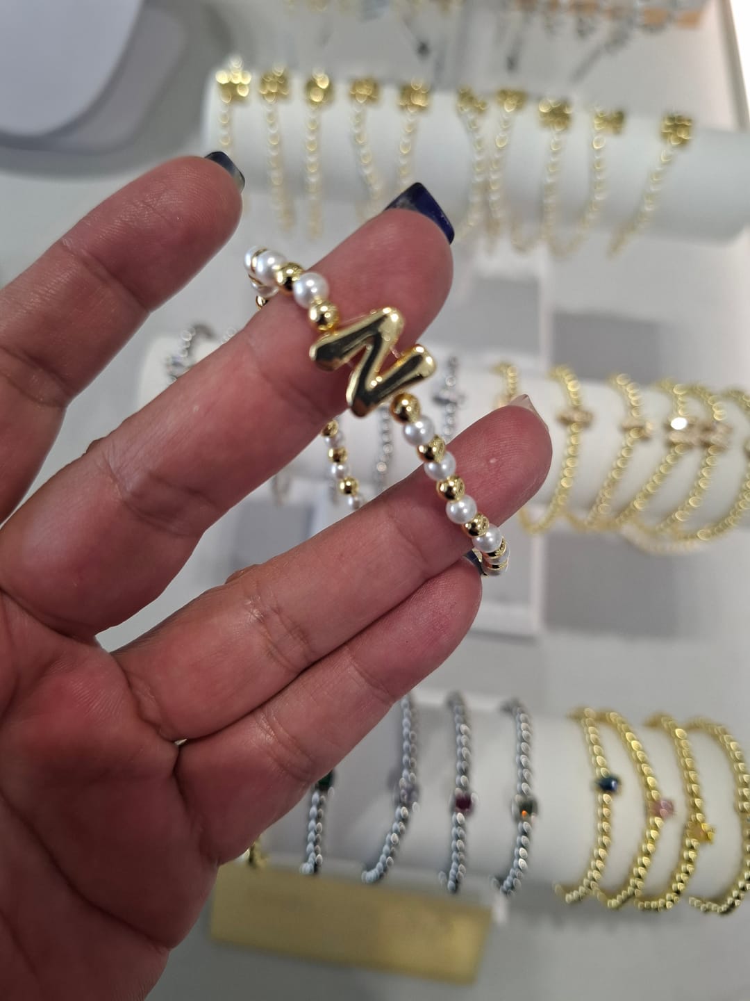 Customer photo review of Pulsera Bolitas Doradas y Perlas Con Inicial