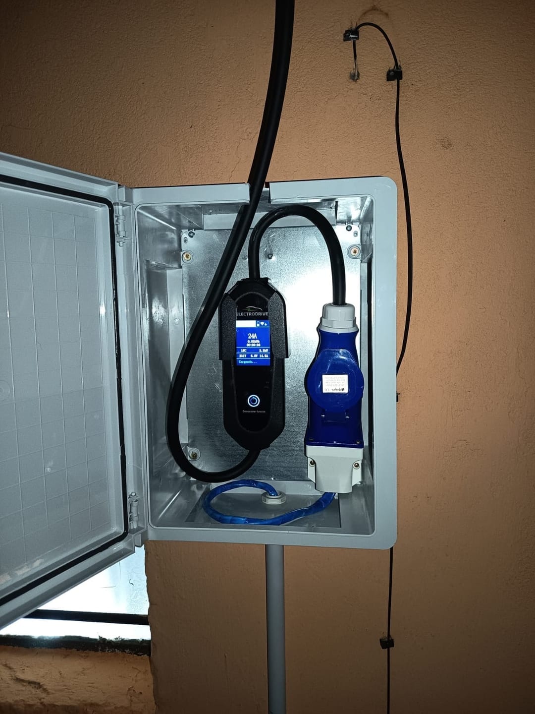 Customer photo review of Cargador Para Vehículos Eléctricos 7 kW Tipo 2 Wallbox