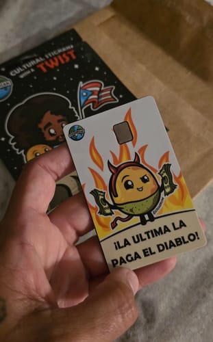 Customer photo review of La Última La Paga el Diablo - Sticker para Tarjeta de Crédito