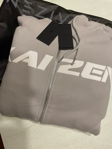 Customer photo review of TEAM KAIZEN™ OVERSIZE FULL ZIP HOODIE