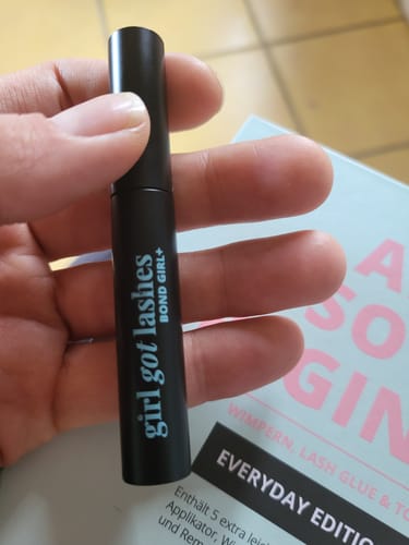 Customer photo review of BOND GIRL+ Wimpernkleber schwarz