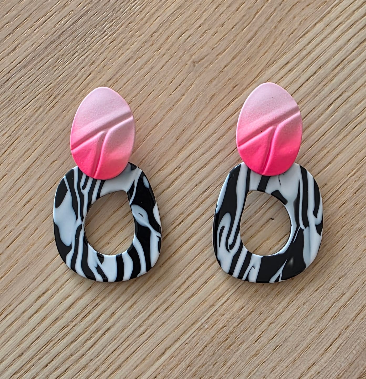 Customer photo review of Zebra Statement-Ohrringe mit Neonpink – wild & bold