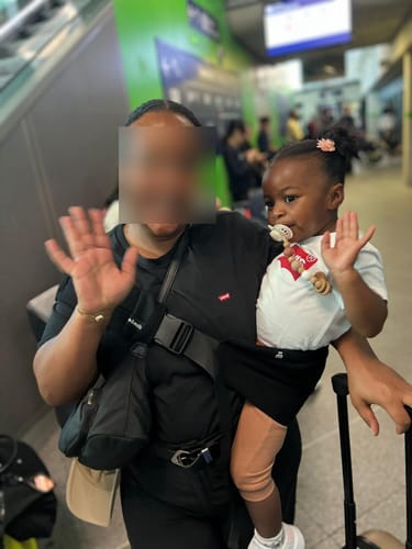 Avis photo d'un client sur Porte-bébé MomSwing - Noir Intense