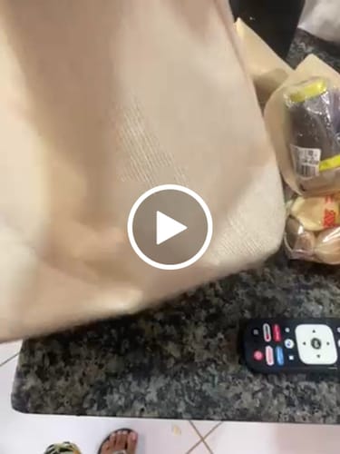 Customer video review of PALHA ESTAMPADO 0.8 FUNDO DE NON WOVEN COR NATURAL