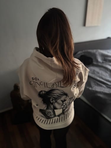 Customer photo review of Schmerz vergeht – Oversized Hoodie