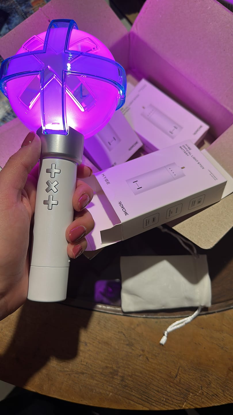 Customer photo review of HYBE OFFICIAL LIGHT STICK BATTERY