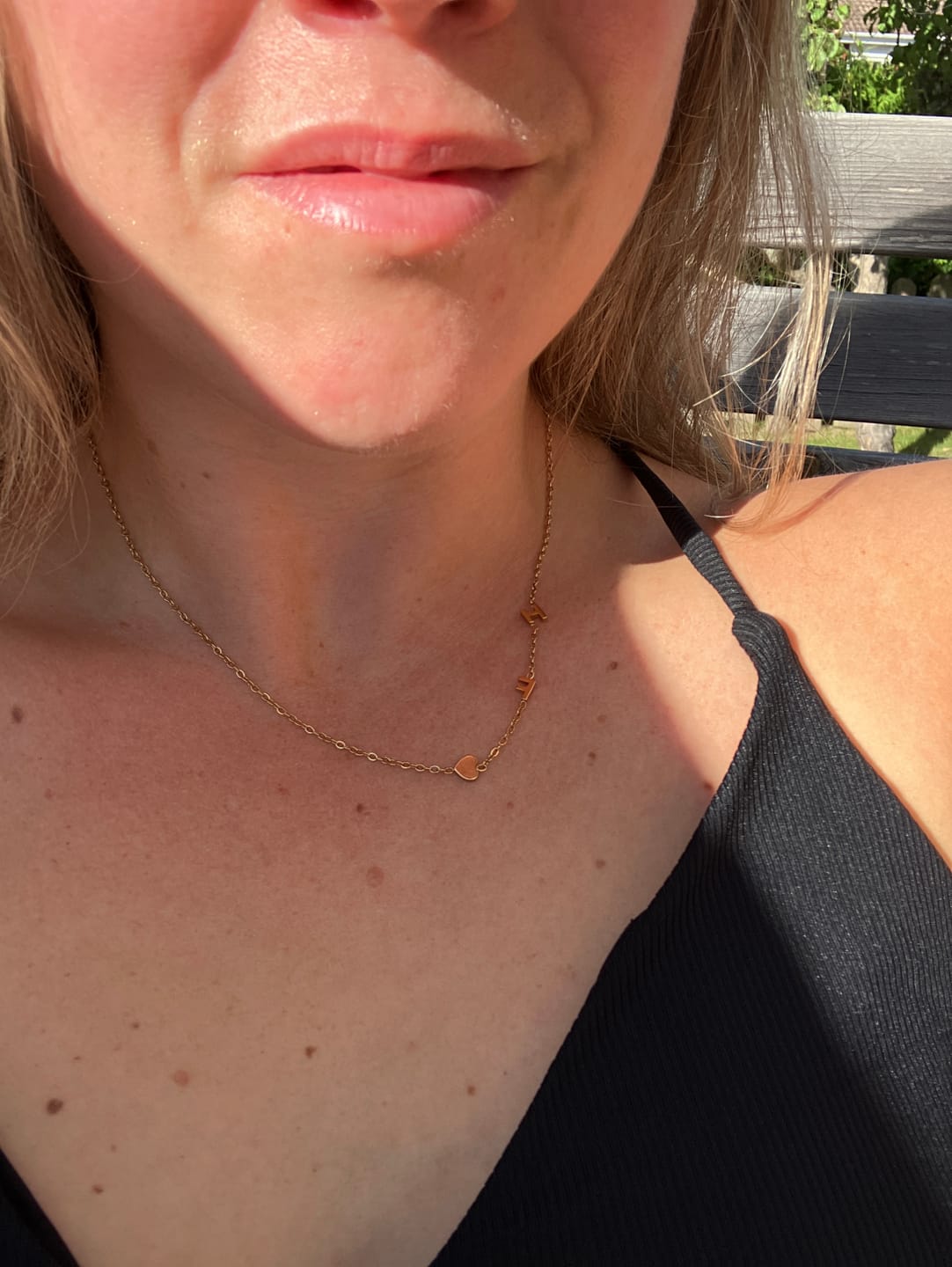Customer photo review of Personligt halsband med initialer i sidled