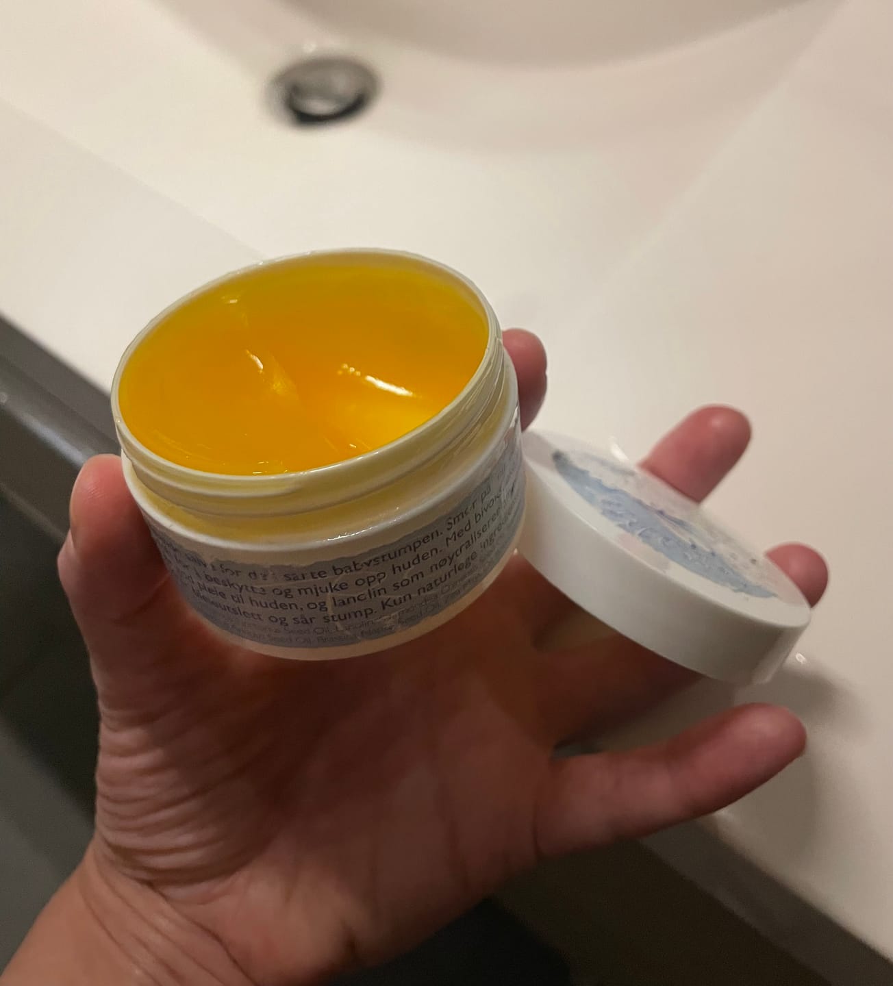 Reseña fotográfica de un cliente sobre la pomada para bebés