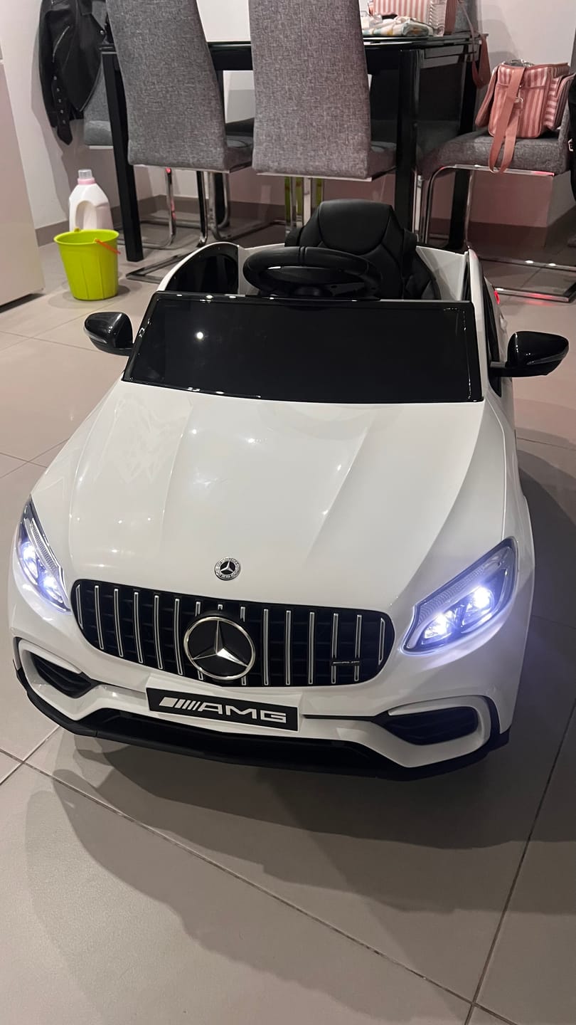 Customer photo review of Carro Elétrico para Criança MERCEDES GLC63S 4x4 12v Branco c/ RODAS DE BORRACHA & ASSENTO EM PELE
