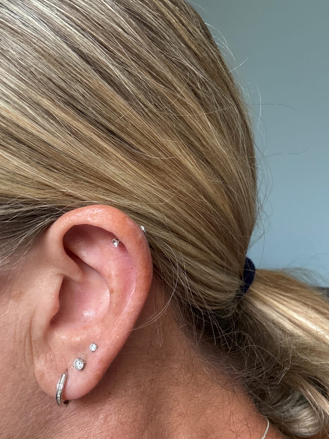 Customer photo review of Solitaire Threadless Cartilage Stud
