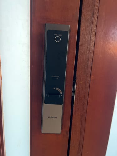 Customer photo review of Zigbang ( Previously Samsung ) SHP‑P52 Smart Lock – Auto‑Lock Fingerprint Entry - Wi-Fi