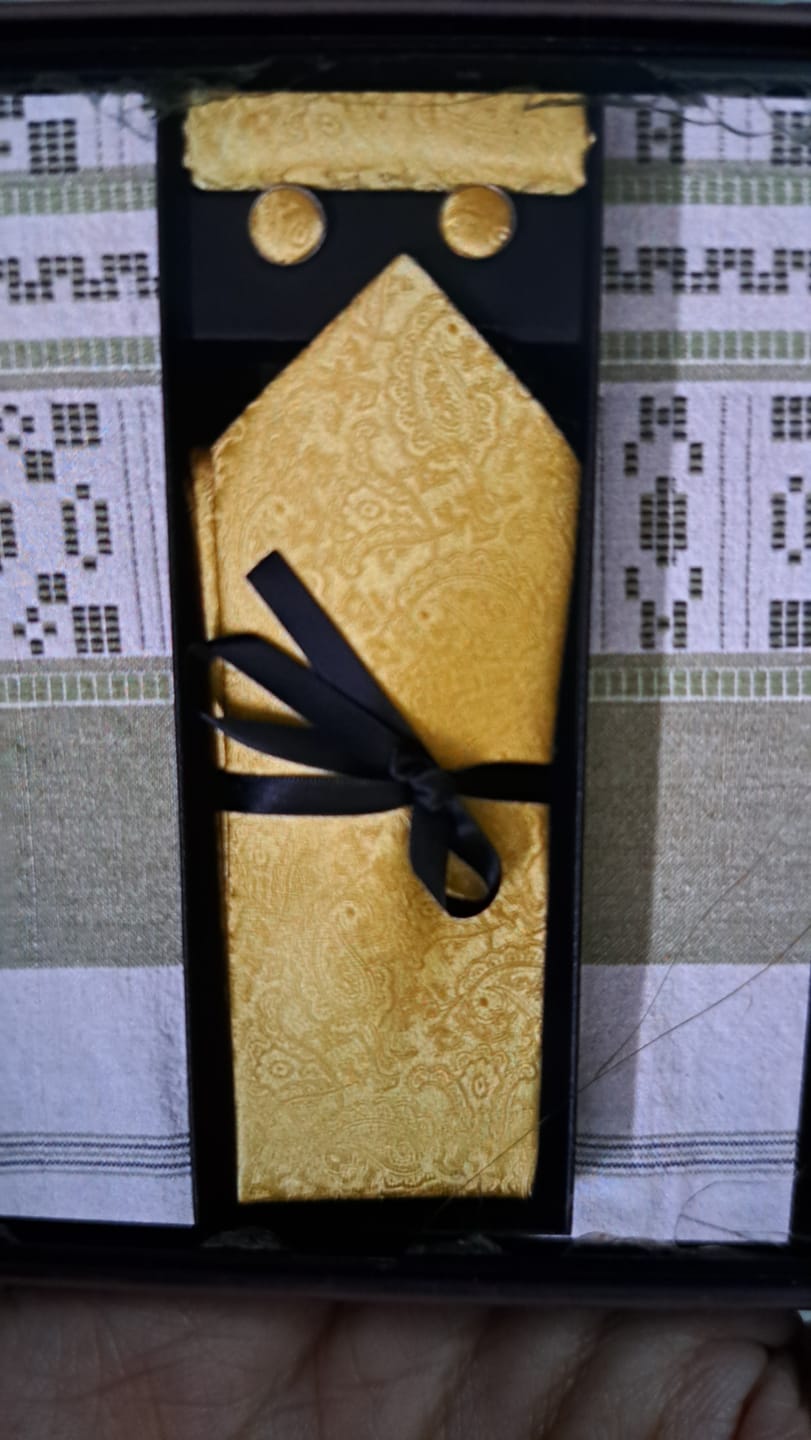 Customer photo review of Light Green Floral Silk Necktie Pocket Square Cufflinks Set