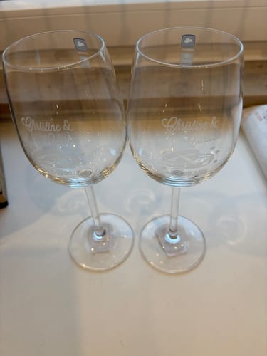 Kundenbewertung mit Foto zu Leonardo wine glasses with engraving – Wedding design – Personalized wedding gift – Glass gift for men and women – Gift for couples - Color: Daily, Personalization: Christine
Carsten
5.09.2025