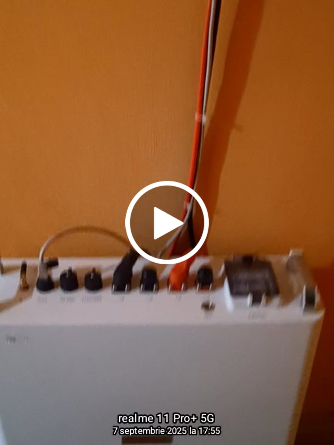 Customer video review of Kit Panouri Fotovoltaice cu invertor 5.2kW 10 panouri si acumulator Lifepo4 5.12kWh