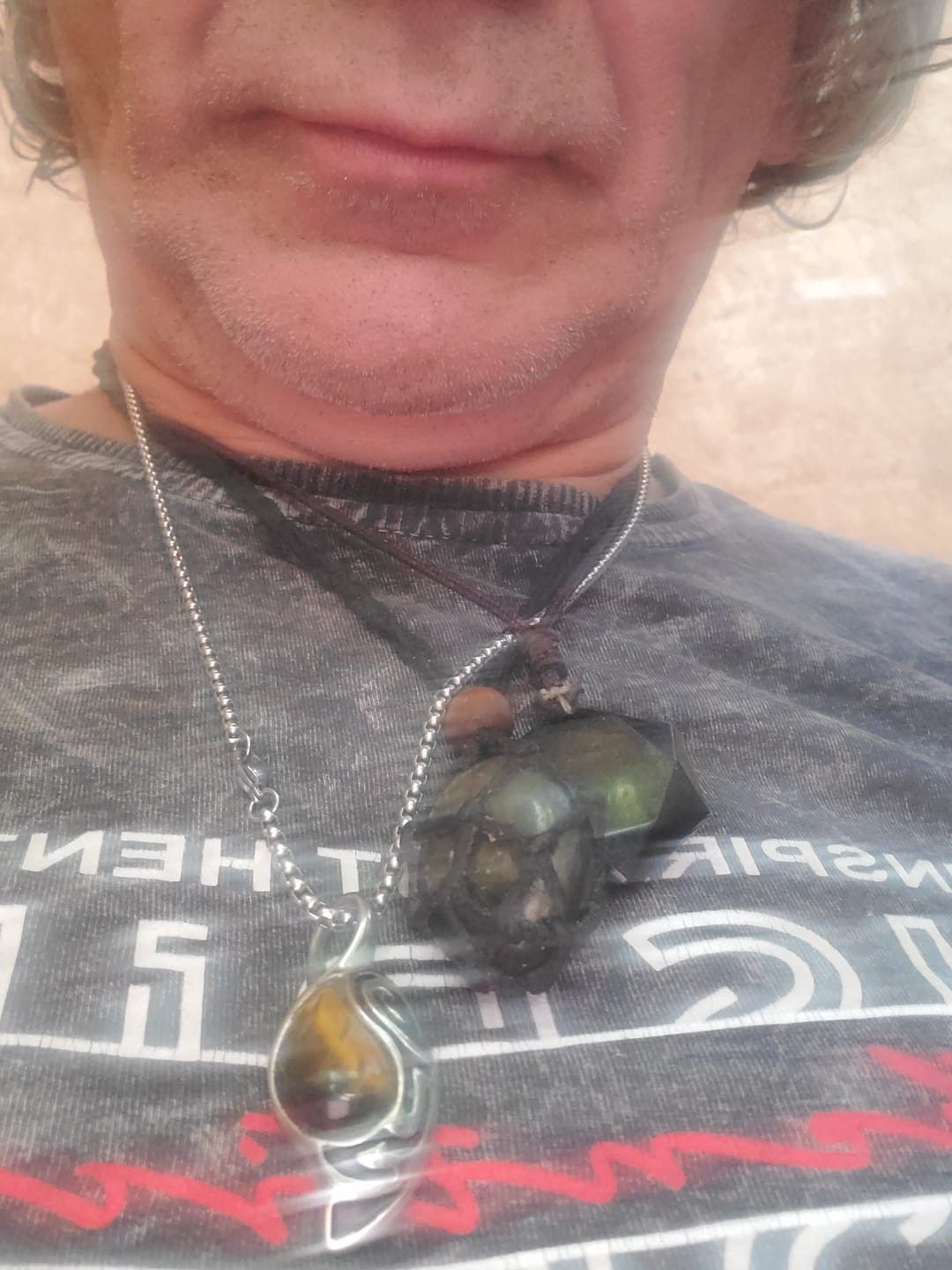 Customer photo review of Pendentif "Bouclier Tribal" en Oeil de Tigre