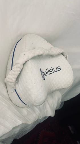 Avis photo d'un client sur Coussin Orthopédique Genoux Cellsius - Le secret d'un sommeil sans douleur
