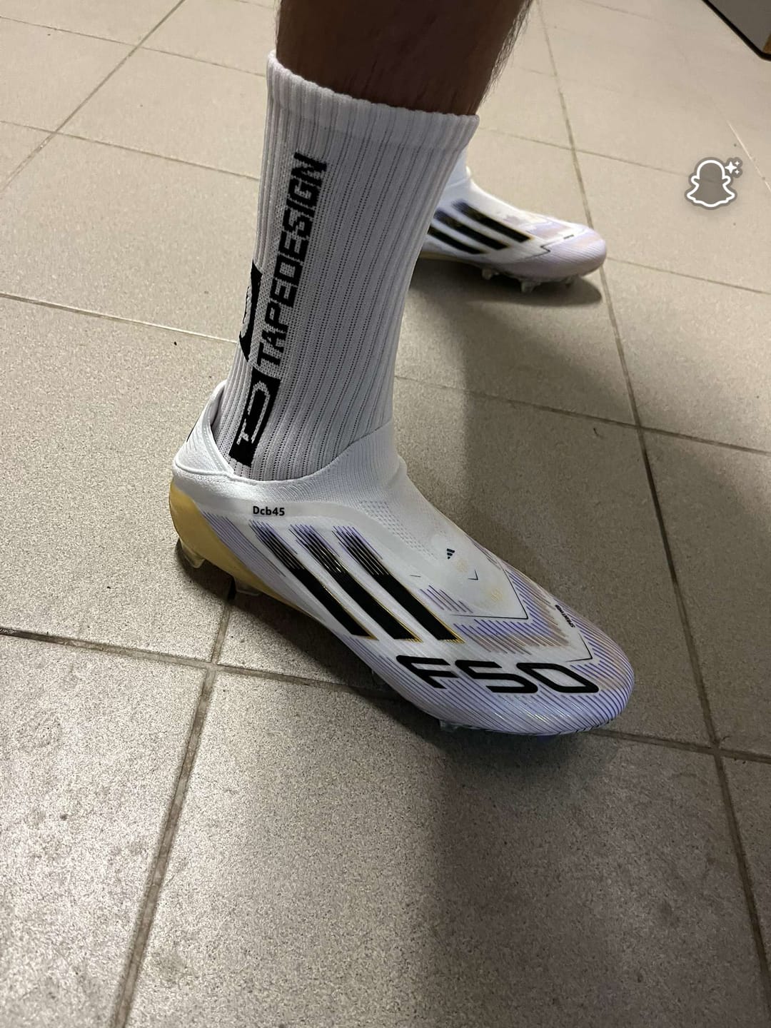 Customer photo review of F50 Elite Laceless FG Road to Glory - Blanc/Noir/Doré